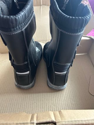 Botas de moto negras solo una puesta