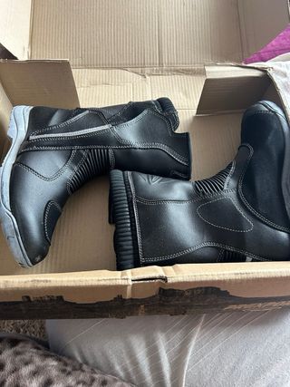 Botas de moto negras solo una puesta