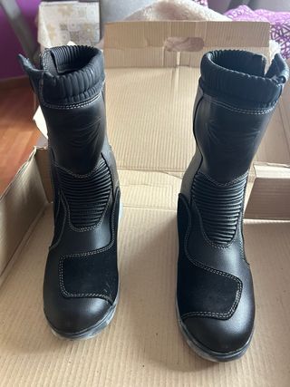 Botas de moto negras solo una puesta