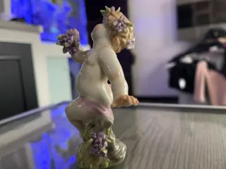 Figura de porcelana niño con flores