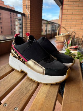 Zapatillas Michael Kors Negras y Doradas