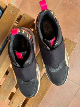 Zapatillas Michael Kors Negras y Doradas