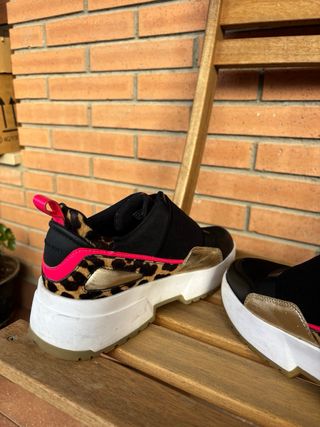 Zapatillas Michael Kors Negras y Doradas