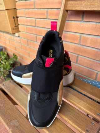 Zapatillas Michael Kors Negras y Doradas