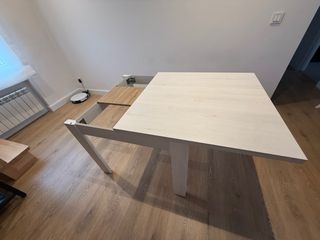 Mesa de comedor de madera extensible.