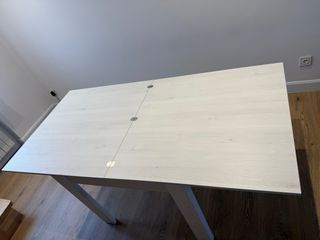 Mesa de comedor de madera extensible.