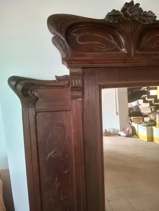 Mueble recibidor antiguo con espejo