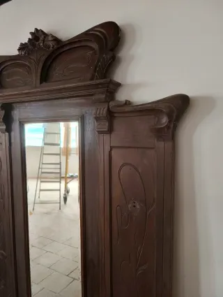 Mueble recibidor antiguo con espejo