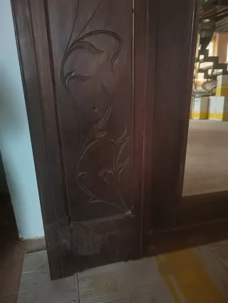 Mueble recibidor antiguo con espejo