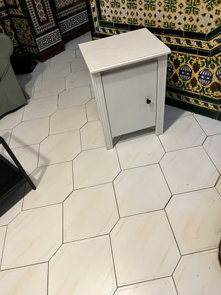 Mesita de noche blanca