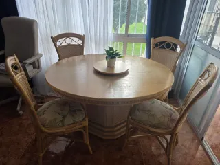 Comedor completo con sillas