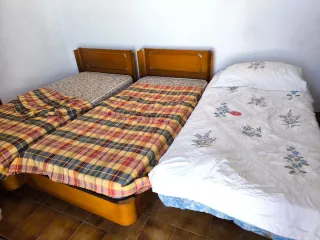 3 Camas de Madera y Tela