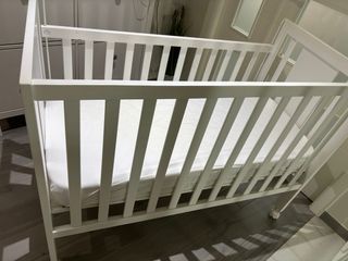 Cuna de bebé blanca con colchón