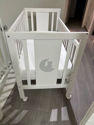 Cuna de bebé blanca con colchón