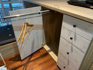 Mueble de habitación con cama y cajones