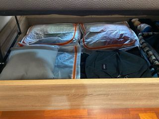 Mueble de habitación con cama y cajones