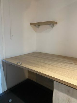 Mueble de habitación con cama y cajones