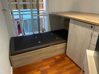 Mueble de habitación con cama y cajones