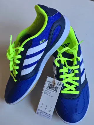 Botas Adidas de fútbol sala sin estrenar. Talla 38