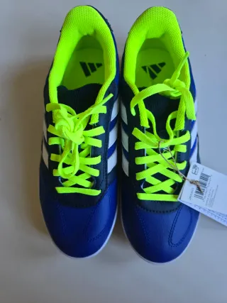 Botas Adidas de fútbol sala sin estrenar. Talla 38
