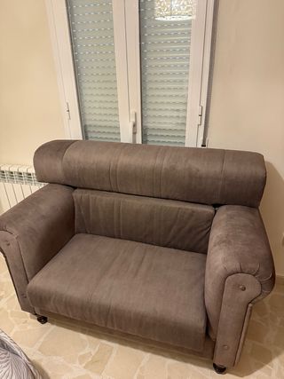 Sofá de tela beige y marrón