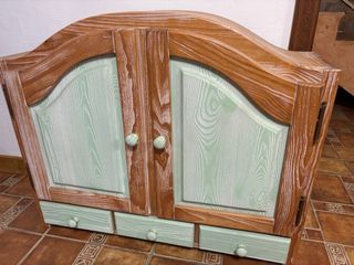 Mueble rústico de pino chorreado.