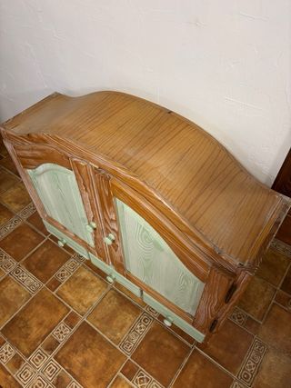 Mueble rústico de pino chorreado.