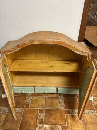 Mueble rústico de pino chorreado.