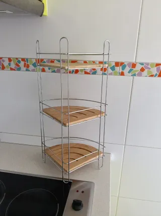 Estantería esquinera de metal y madera