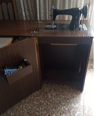 Máquina de coser Alfa antigua