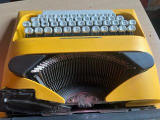 Olivetti Lettera 10 Máquina de Escribir Amarilla