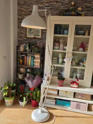 Lámpara de pie blanca