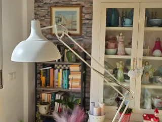 Lámpara de pie blanca