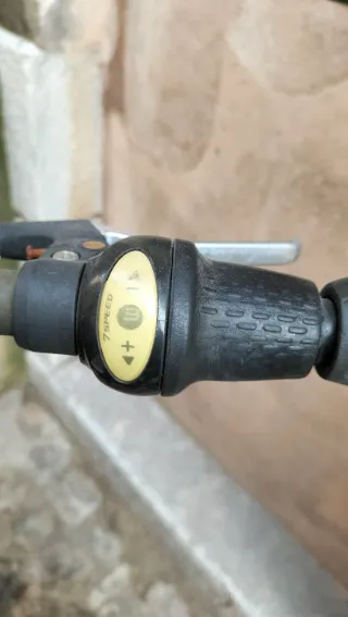 Bicicleta urbana morada con cesta