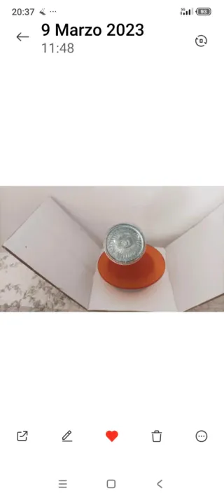 Lámpara de techo naranja y plateada