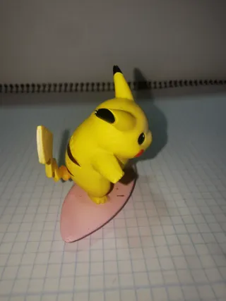 Figura Pikachu con tabla de surf tomy