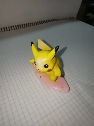 Figura Pikachu con tabla de surf tomy