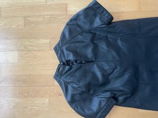 Vestido midi negro de cuero con cinturón