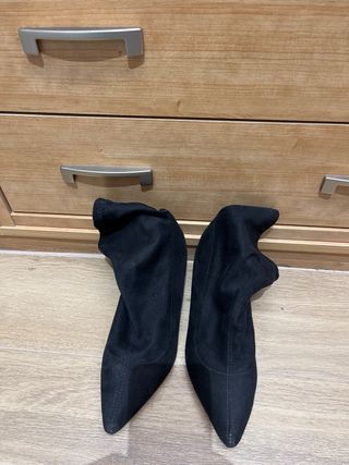 Botines negros ante tacón fino