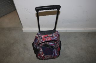 Mochila con ruedas y diseño estampado