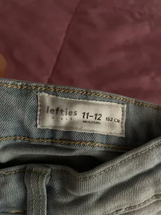 Pantalones vaqueros desgastados acampanados