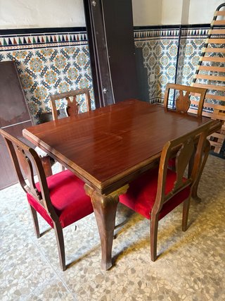 Elegante conjunto de mesa y sillas vintage
