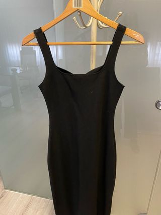 Vestido negro con pedrería Zara