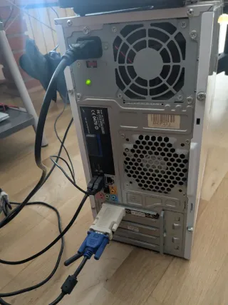 Dell Inspiron 530 PC con teclado y ratón