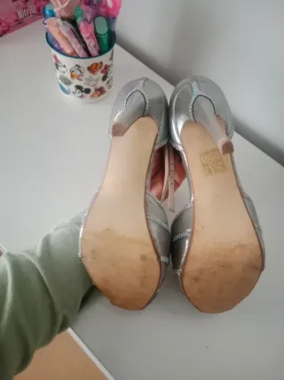 Zapatos de fiesta plateados con pedrería