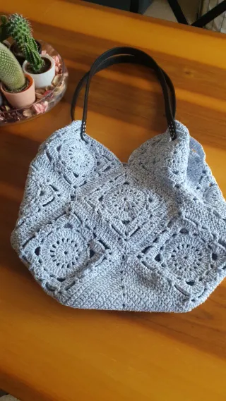 Bolso de crochet hecho a mano gris