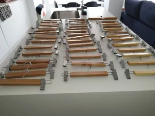 42 Perchas de madera para falda y pantalón