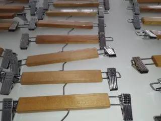 42 Perchas de madera para falda y pantalón