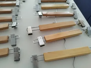 42 Perchas de madera para falda y pantalón