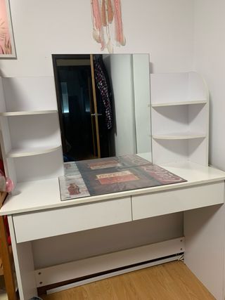Tocador blanco con espejo y estantes